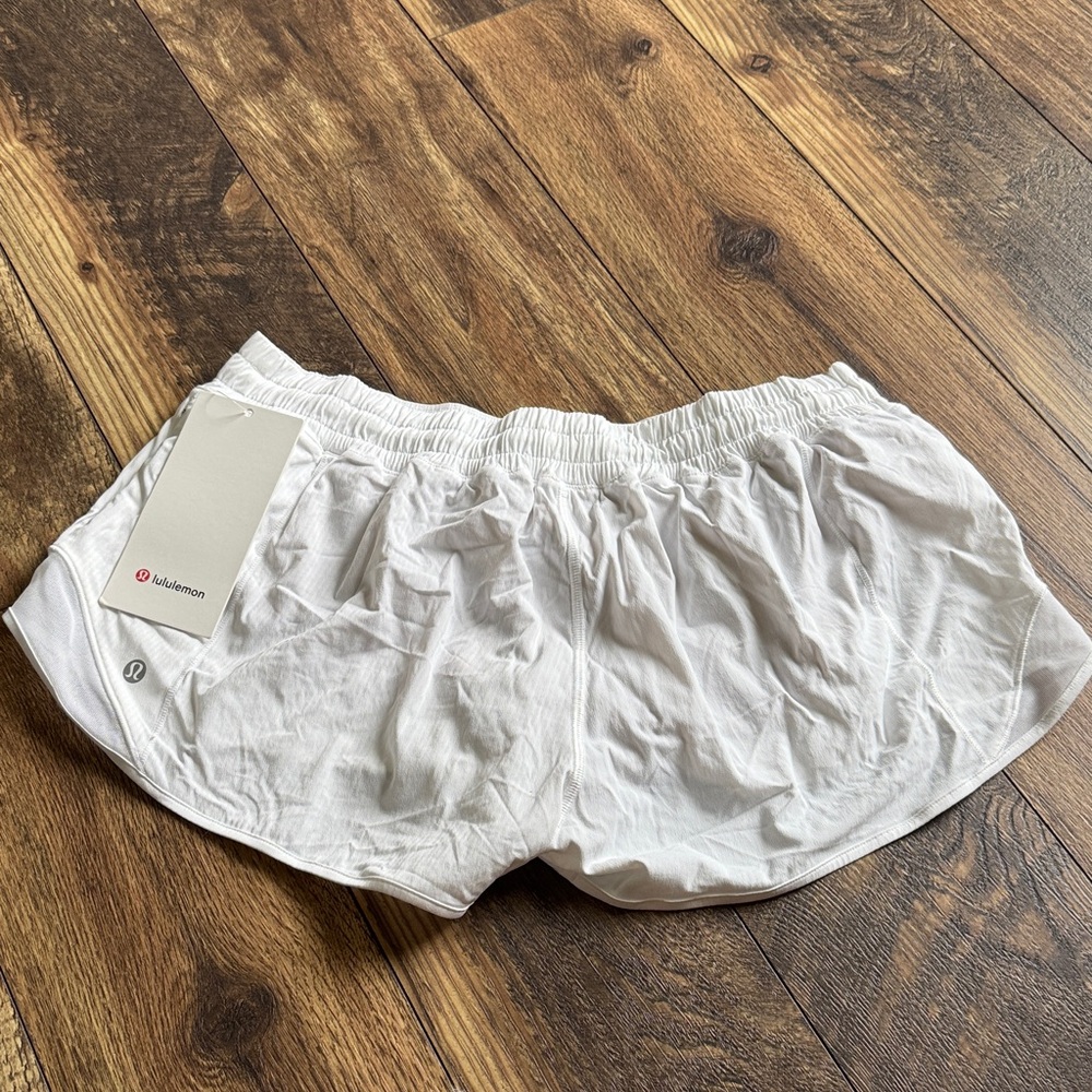 lululemon athletica Women's Hotty Hot short 2.5”